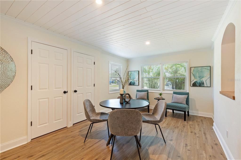 合同活跃: $339,900 (2 贝兹, 1 浴室, 782 平方英尺)