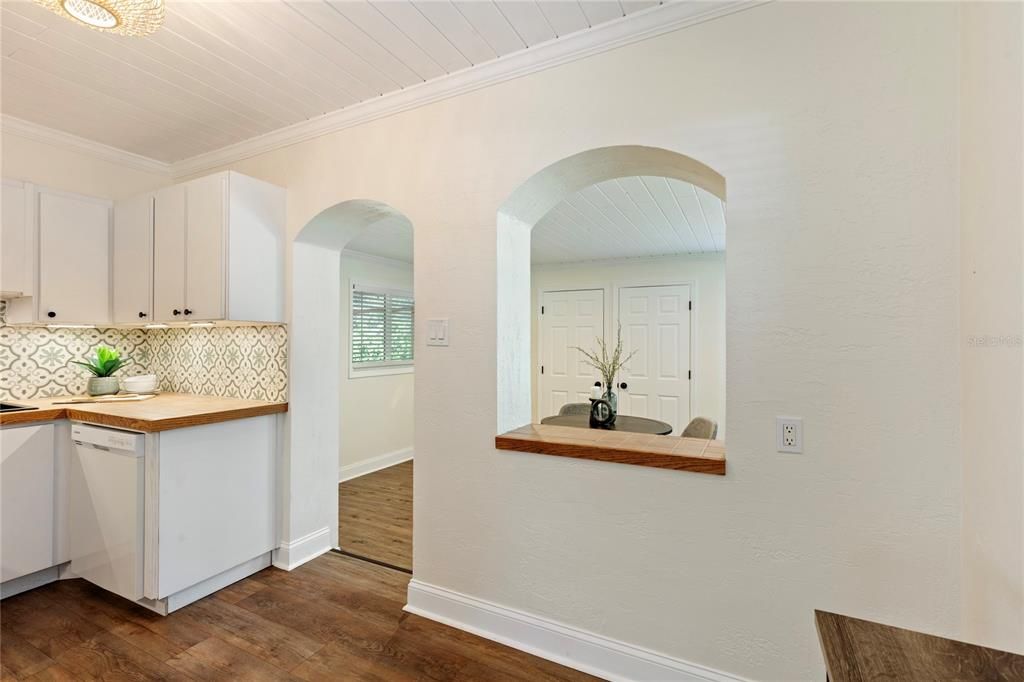 合同活跃: $339,900 (2 贝兹, 1 浴室, 782 平方英尺)