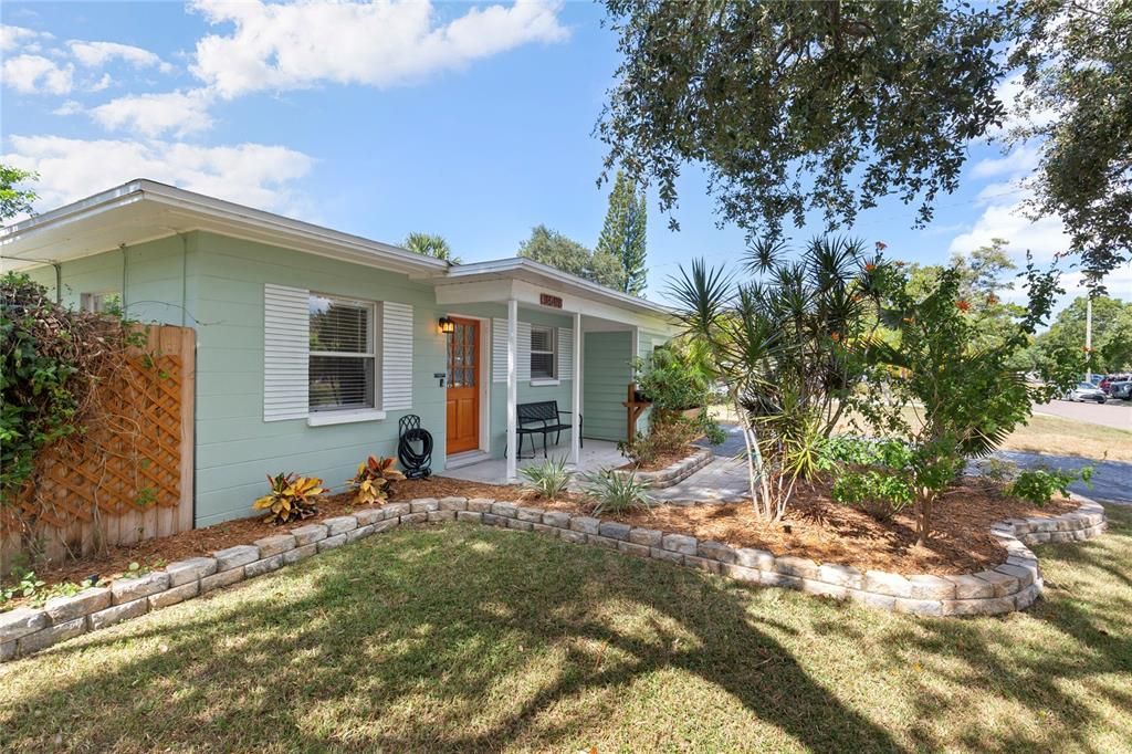 合同活跃: $339,900 (2 贝兹, 1 浴室, 782 平方英尺)