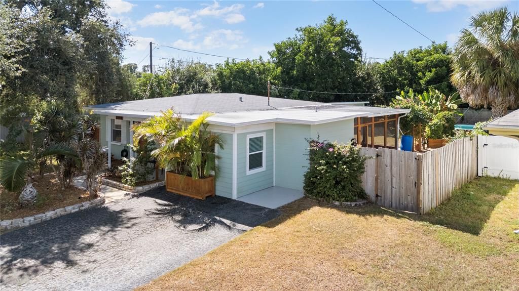 合同活跃: $339,900 (2 贝兹, 1 浴室, 782 平方英尺)