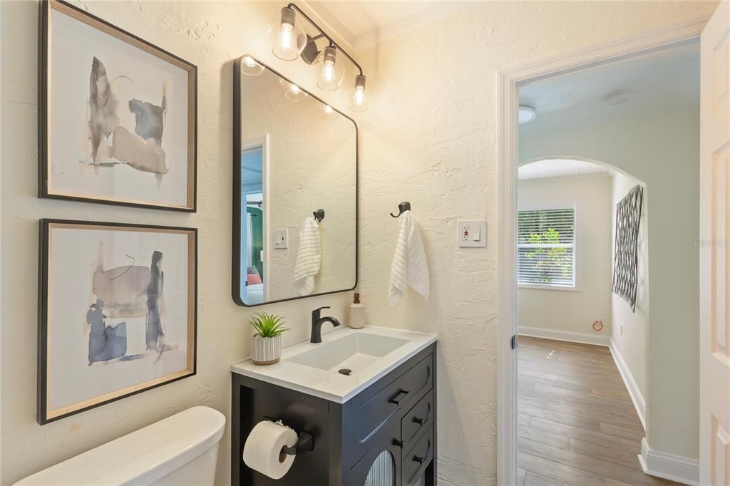 合同活跃: $339,900 (2 贝兹, 1 浴室, 782 平方英尺)