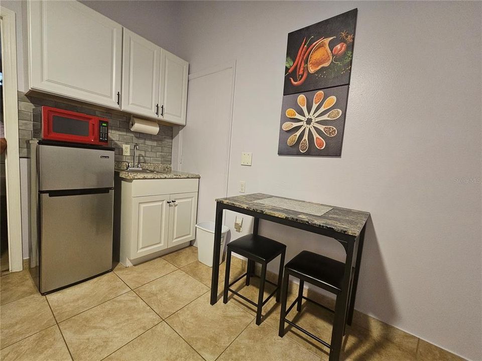 For Rent: $1,000 (1 beds, 1 baths, 200 Square Feet)