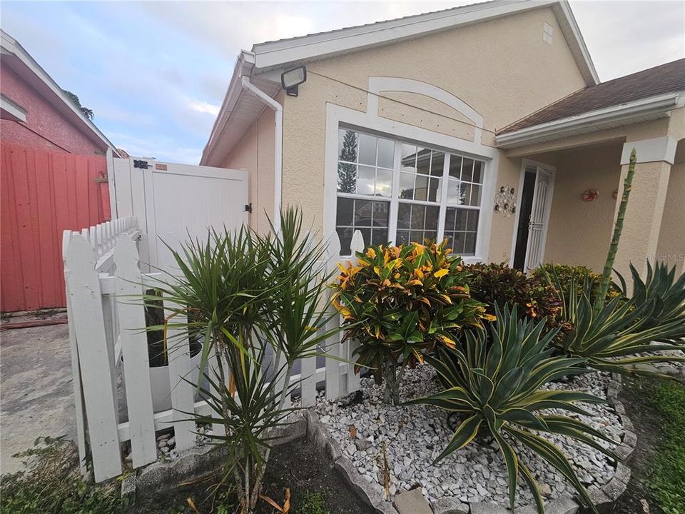 For Rent: $1,000 (1 beds, 1 baths, 200 Square Feet)