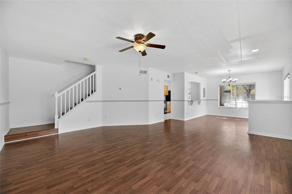 合同活跃: $1,800 (3 贝兹, 2 浴室, 1408 平方英尺)