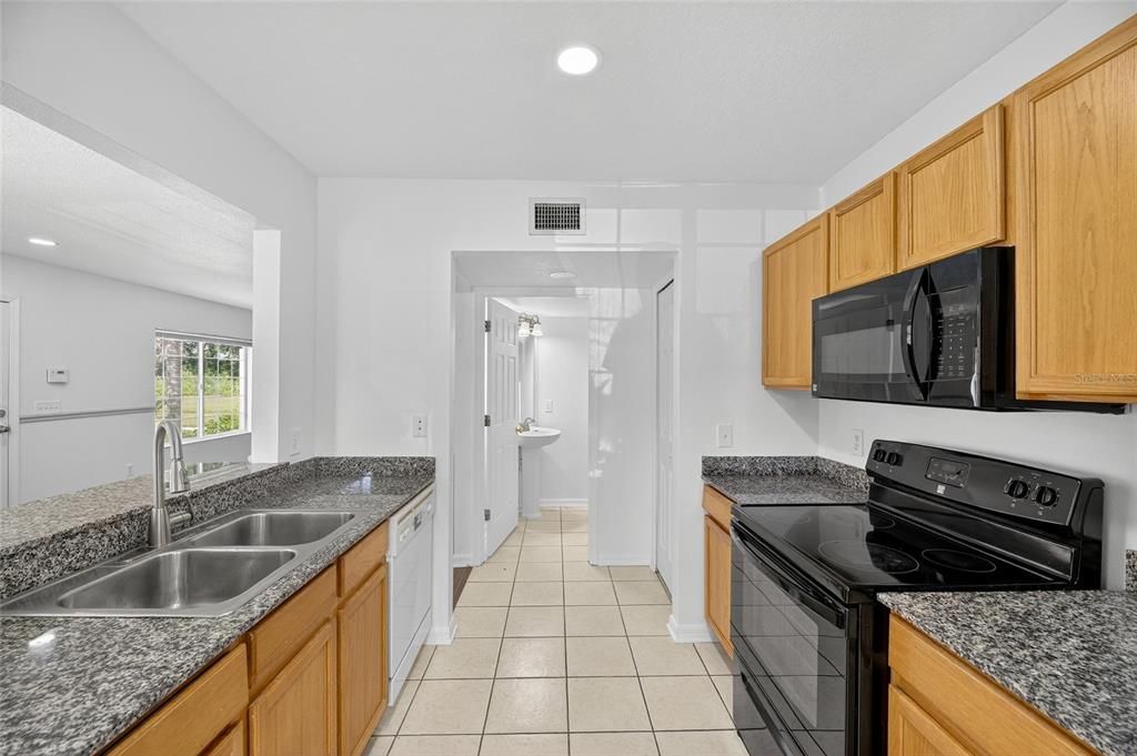 合同活跃: $1,800 (3 贝兹, 2 浴室, 1408 平方英尺)