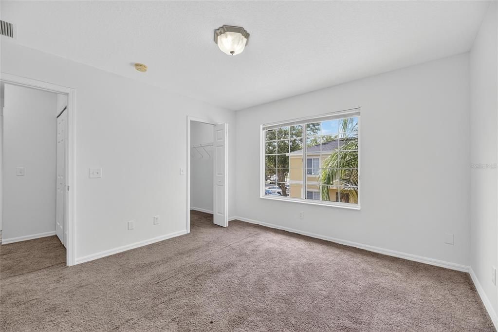 合同活跃: $1,800 (3 贝兹, 2 浴室, 1408 平方英尺)