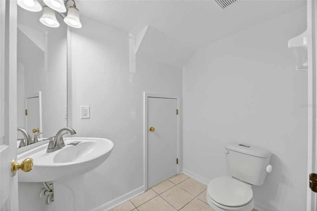 合同活跃: $1,800 (3 贝兹, 2 浴室, 1408 平方英尺)