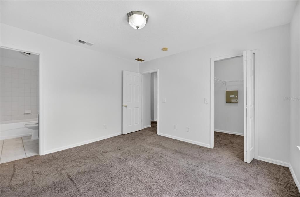 合同活跃: $1,800 (3 贝兹, 2 浴室, 1408 平方英尺)