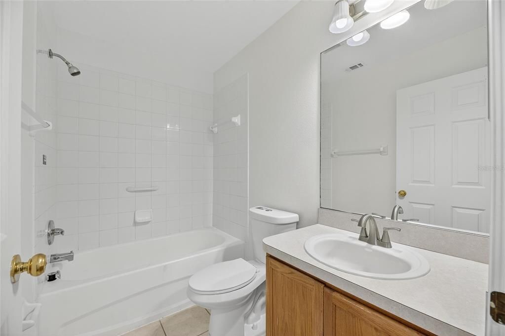 合同活跃: $1,800 (3 贝兹, 2 浴室, 1408 平方英尺)