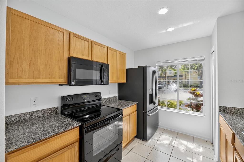 合同活跃: $1,800 (3 贝兹, 2 浴室, 1408 平方英尺)