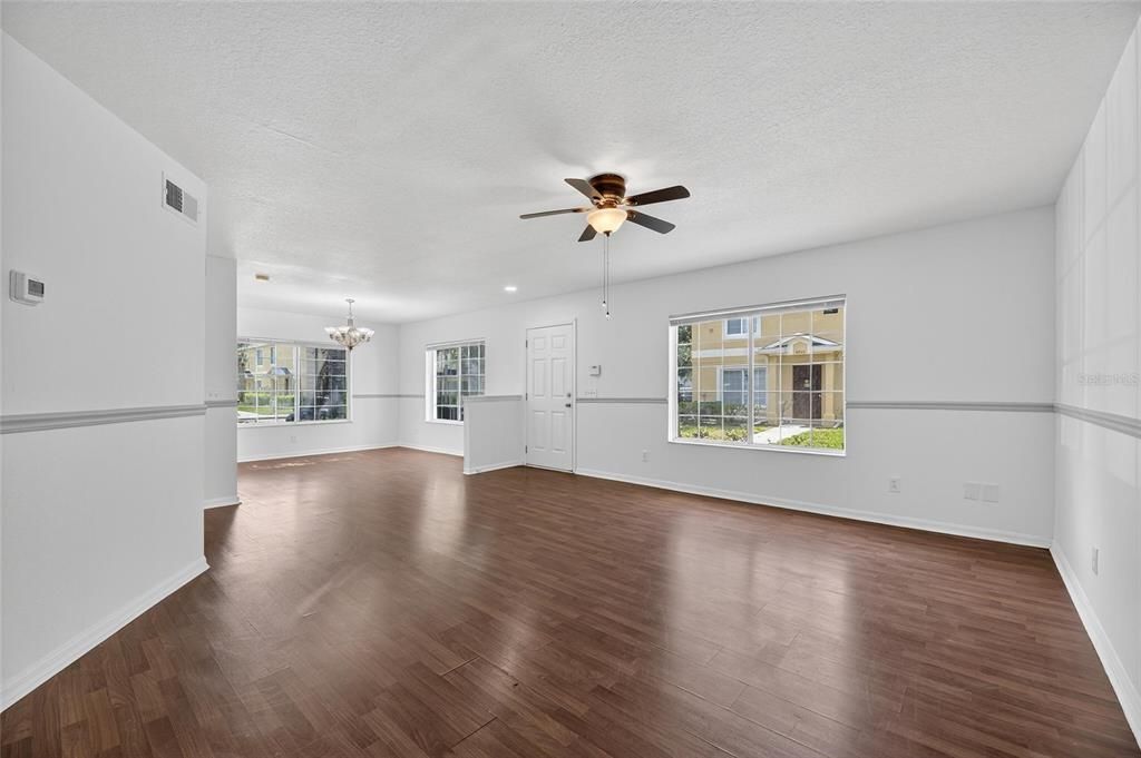 合同活跃: $1,800 (3 贝兹, 2 浴室, 1408 平方英尺)