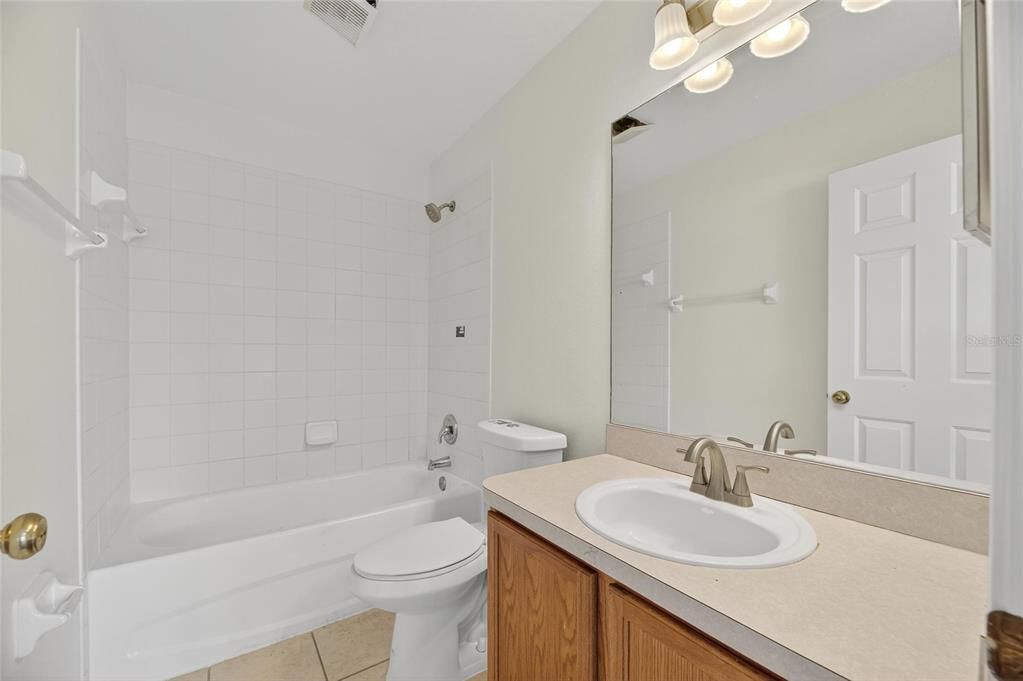 合同活跃: $1,800 (3 贝兹, 2 浴室, 1408 平方英尺)