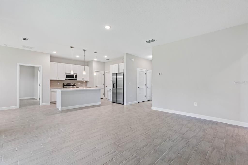 Active With Contract: $342,900 (3 beds, 2 baths, 1779 Square Feet)