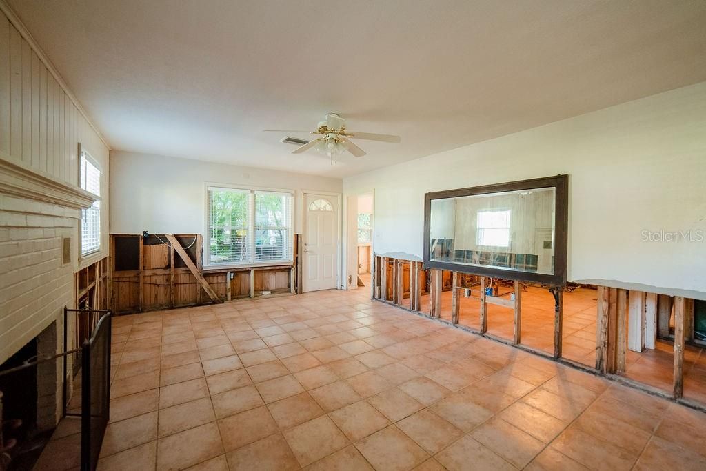 Под контрактом: $250,000 (2 спален, 2 ванн, 1250 Квадратных фут)