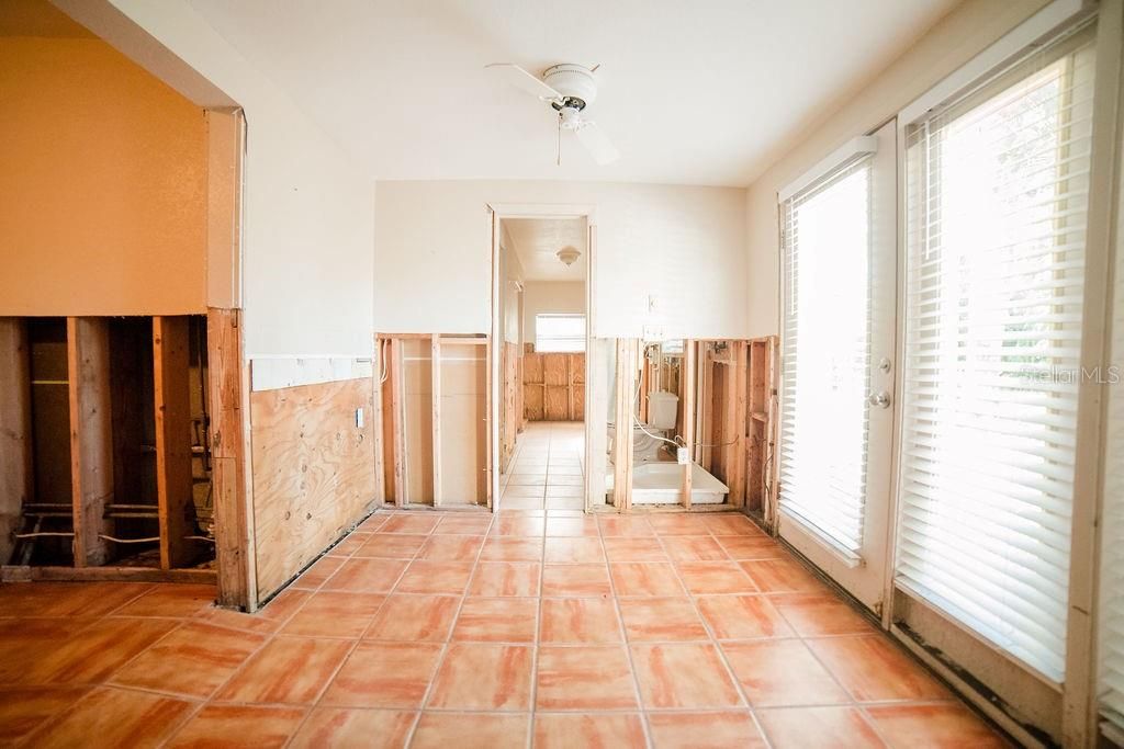 Под контрактом: $250,000 (2 спален, 2 ванн, 1250 Квадратных фут)