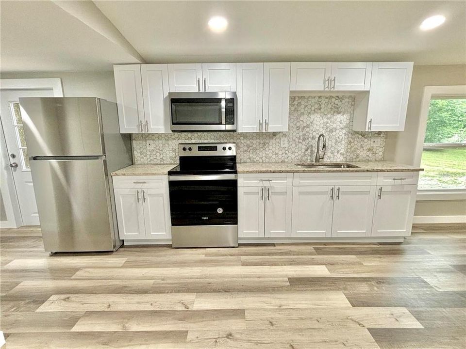 Active With Contract: $225,000 (3 beds, 2 baths, 924 Square Feet)