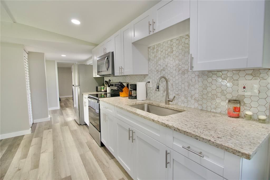 Active With Contract: $225,000 (3 beds, 2 baths, 924 Square Feet)