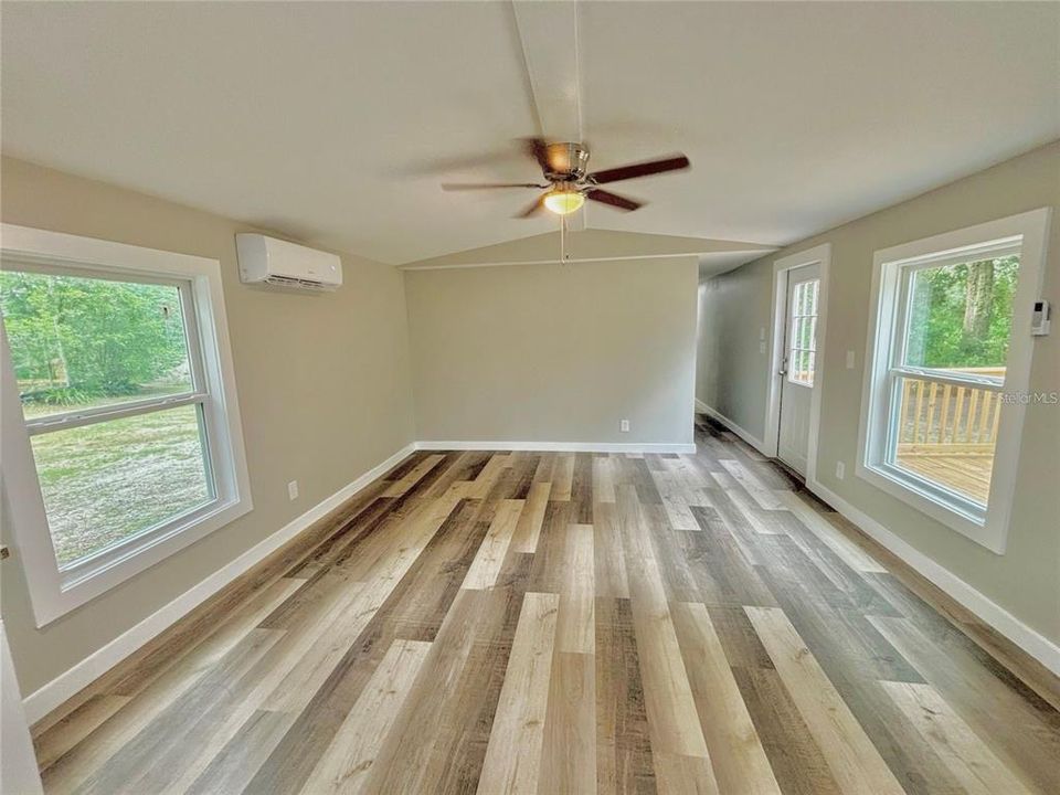 Active With Contract: $225,000 (3 beds, 2 baths, 924 Square Feet)