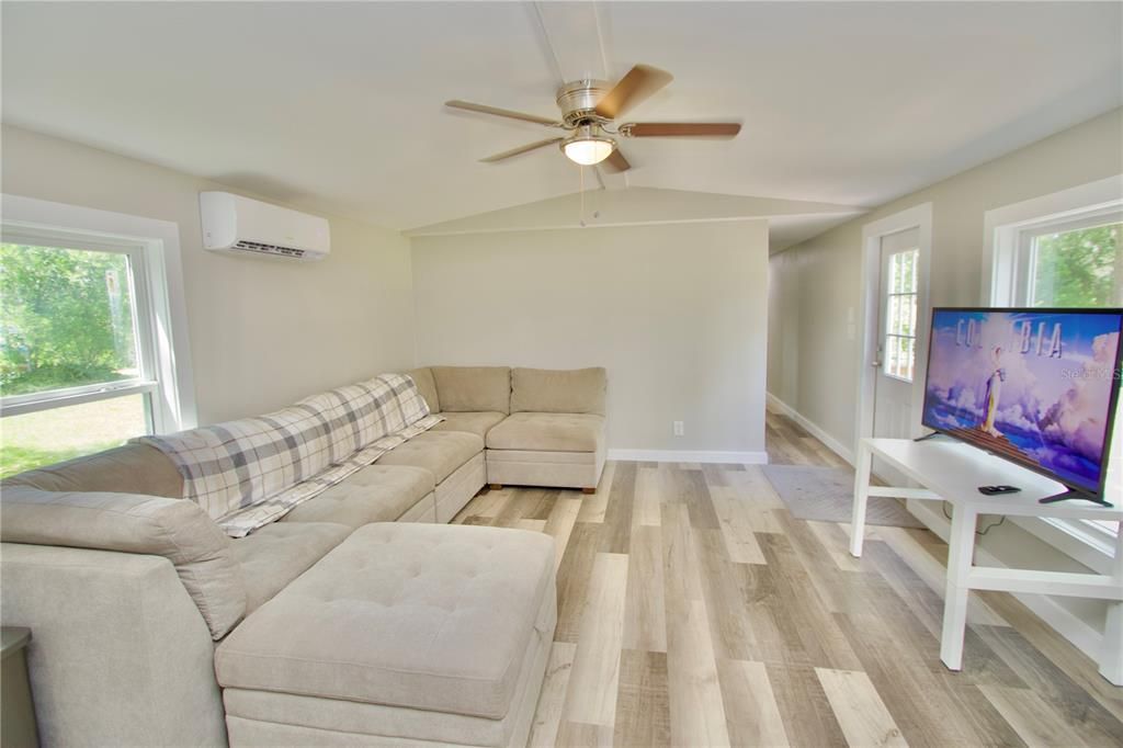 Active With Contract: $225,000 (3 beds, 2 baths, 924 Square Feet)