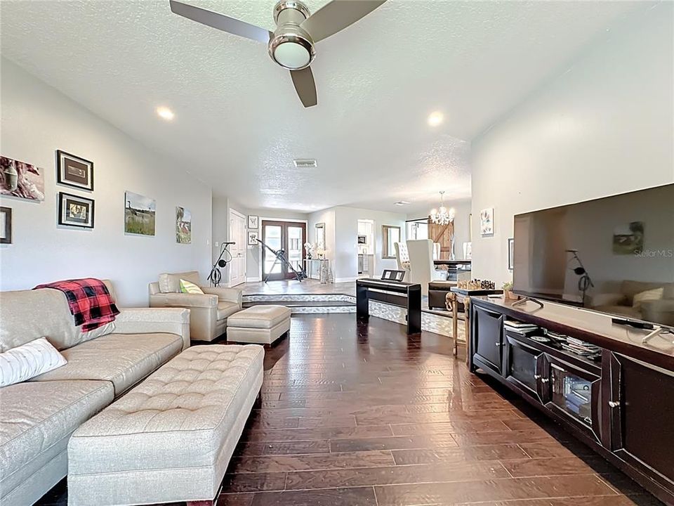 合同活跃: $800,000 (4 贝兹, 3 浴室, 3247 平方英尺)