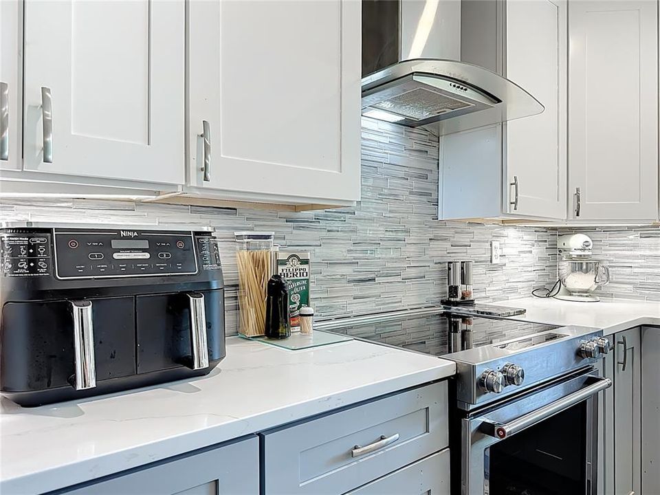 合同活跃: $800,000 (4 贝兹, 3 浴室, 3247 平方英尺)