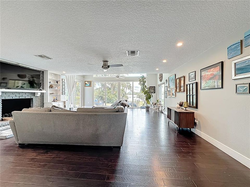 合同活跃: $800,000 (4 贝兹, 3 浴室, 3247 平方英尺)