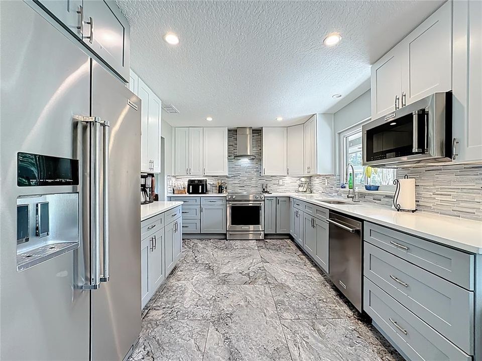 合同活跃: $800,000 (4 贝兹, 3 浴室, 3247 平方英尺)