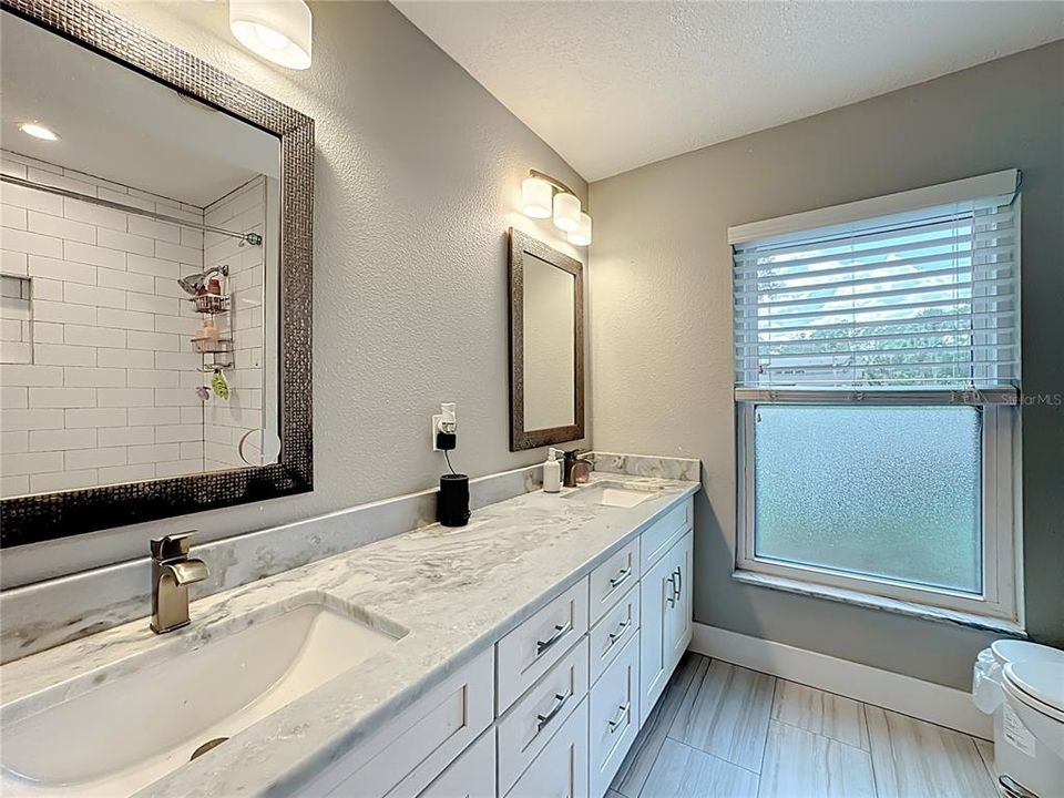 合同活跃: $800,000 (4 贝兹, 3 浴室, 3247 平方英尺)