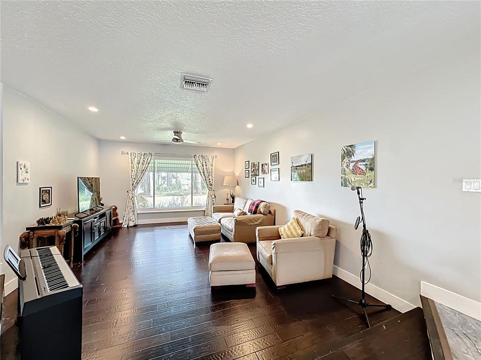 合同活跃: $800,000 (4 贝兹, 3 浴室, 3247 平方英尺)