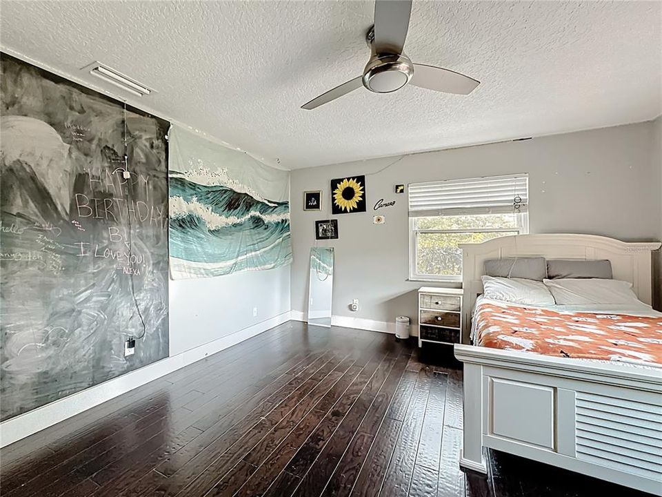 合同活跃: $800,000 (4 贝兹, 3 浴室, 3247 平方英尺)