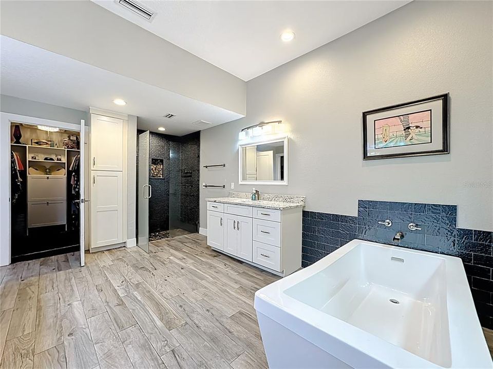 合同活跃: $800,000 (4 贝兹, 3 浴室, 3247 平方英尺)