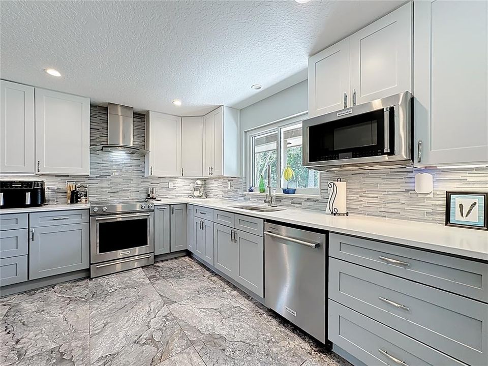 合同活跃: $800,000 (4 贝兹, 3 浴室, 3247 平方英尺)