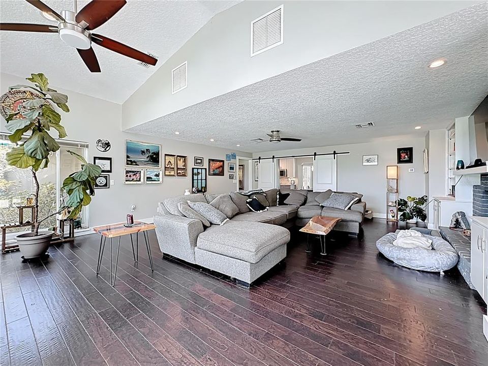 合同活跃: $800,000 (4 贝兹, 3 浴室, 3247 平方英尺)