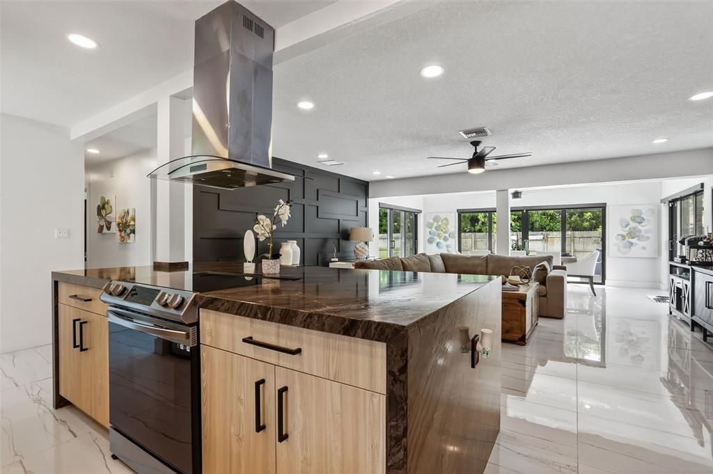 合同活跃: $899,900 (3 贝兹, 2 浴室, 1504 平方英尺)