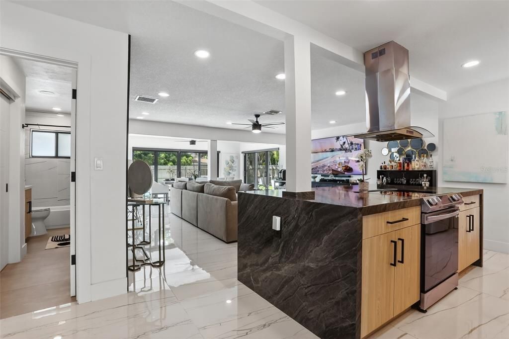 合同活跃: $899,900 (3 贝兹, 2 浴室, 1504 平方英尺)