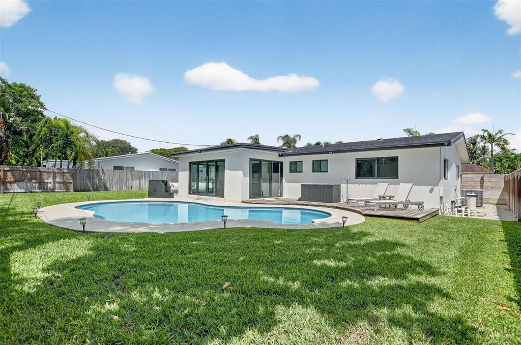 合同活跃: $899,900 (3 贝兹, 2 浴室, 1504 平方英尺)