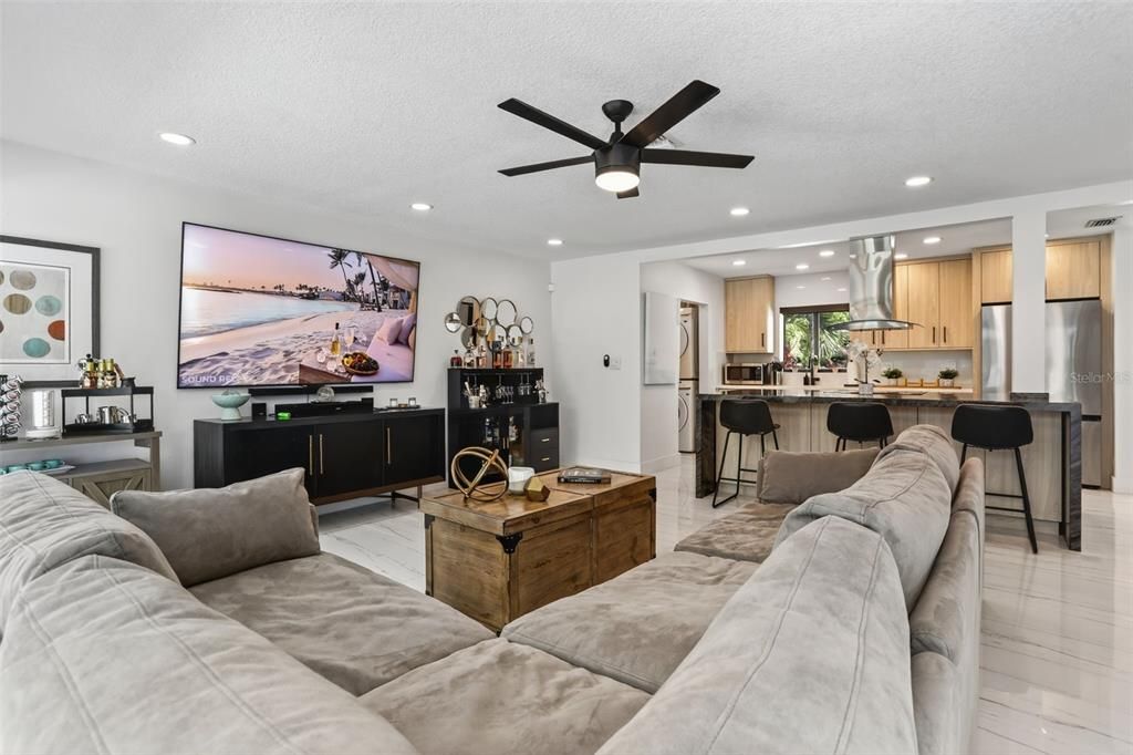 合同活跃: $899,900 (3 贝兹, 2 浴室, 1504 平方英尺)