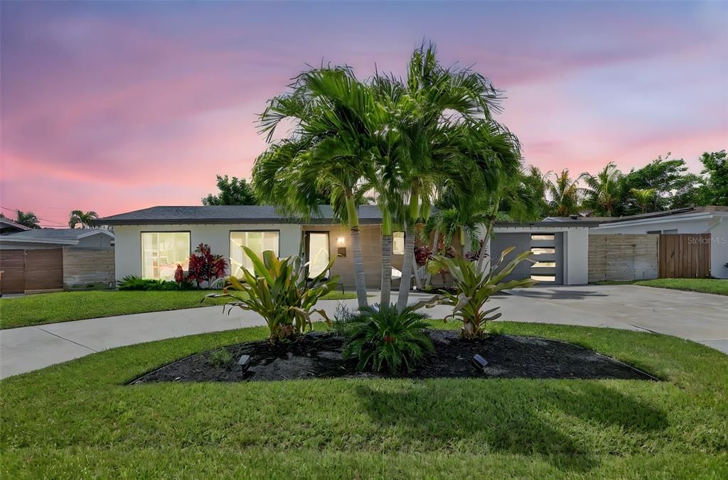 合同活跃: $899,900 (3 贝兹, 2 浴室, 1504 平方英尺)