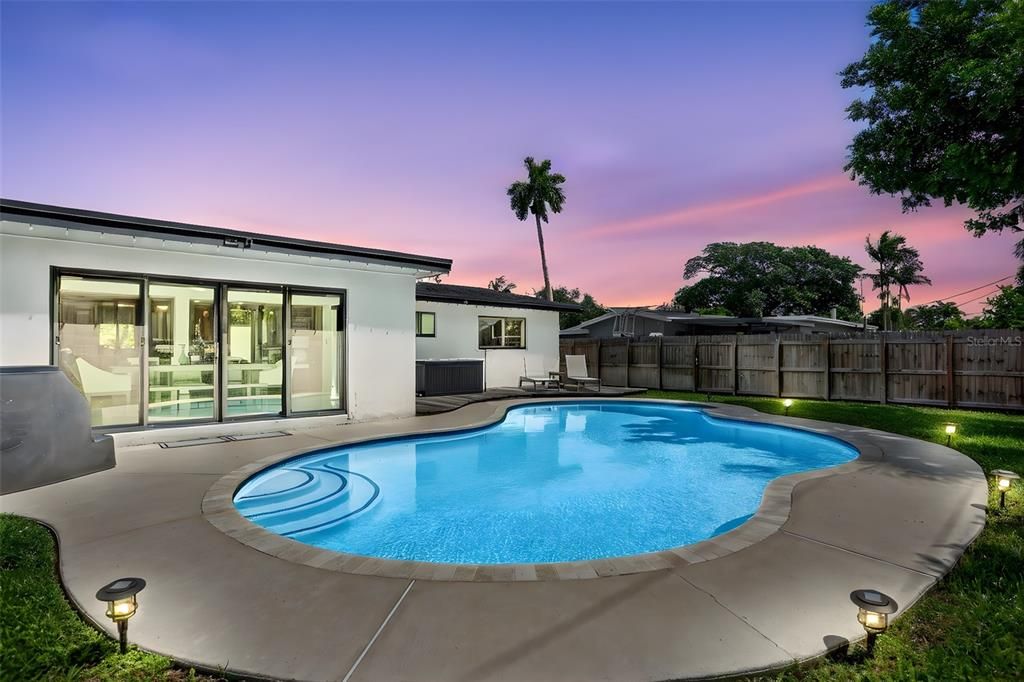 合同活跃: $899,900 (3 贝兹, 2 浴室, 1504 平方英尺)