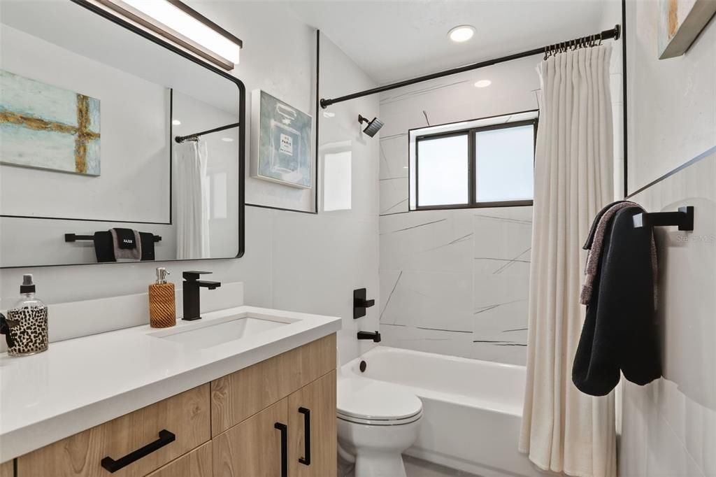 合同活跃: $899,900 (3 贝兹, 2 浴室, 1504 平方英尺)