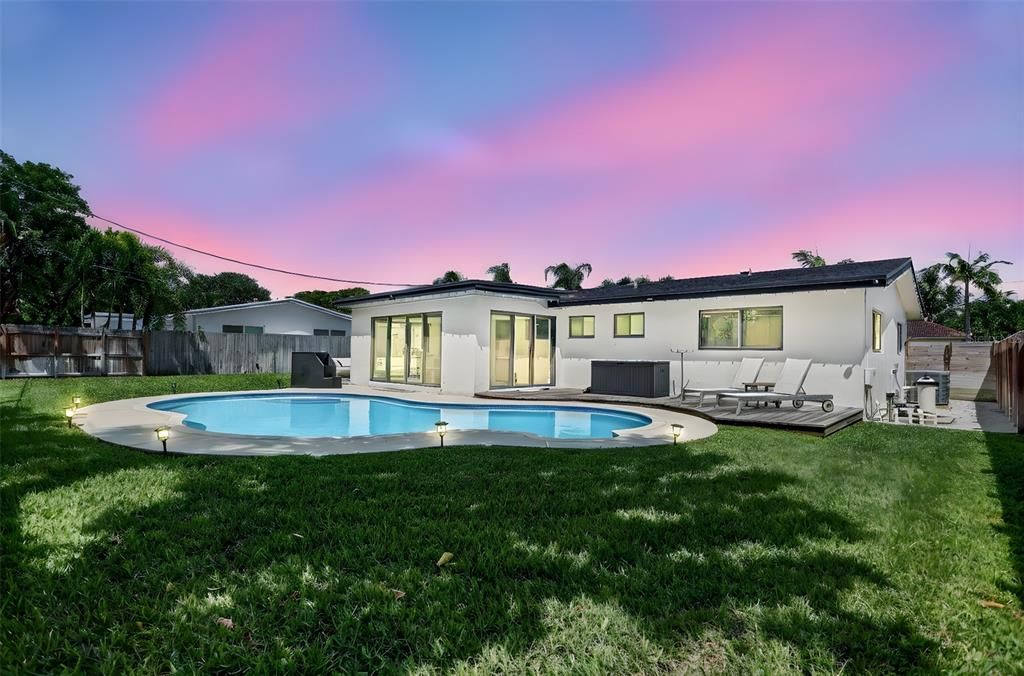 合同活跃: $899,900 (3 贝兹, 2 浴室, 1504 平方英尺)