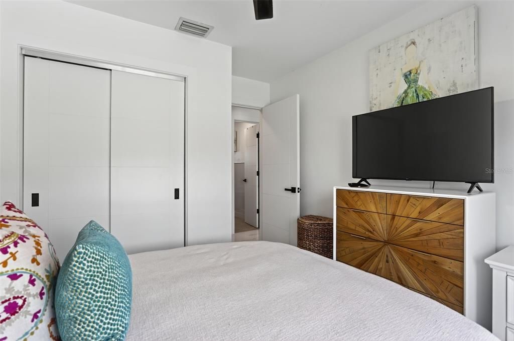 合同活跃: $899,900 (3 贝兹, 2 浴室, 1504 平方英尺)