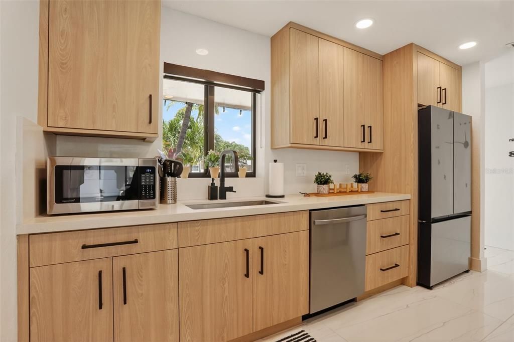 合同活跃: $899,900 (3 贝兹, 2 浴室, 1504 平方英尺)