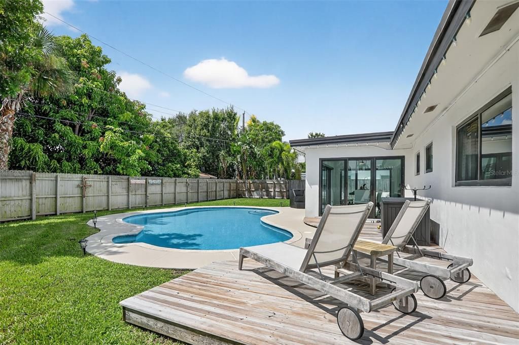 合同活跃: $899,900 (3 贝兹, 2 浴室, 1504 平方英尺)