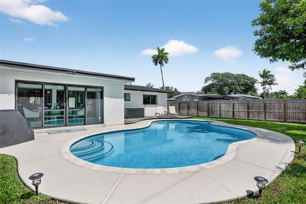 合同活跃: $899,900 (3 贝兹, 2 浴室, 1504 平方英尺)