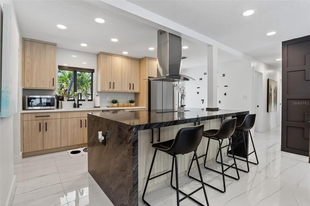 合同活跃: $899,900 (3 贝兹, 2 浴室, 1504 平方英尺)