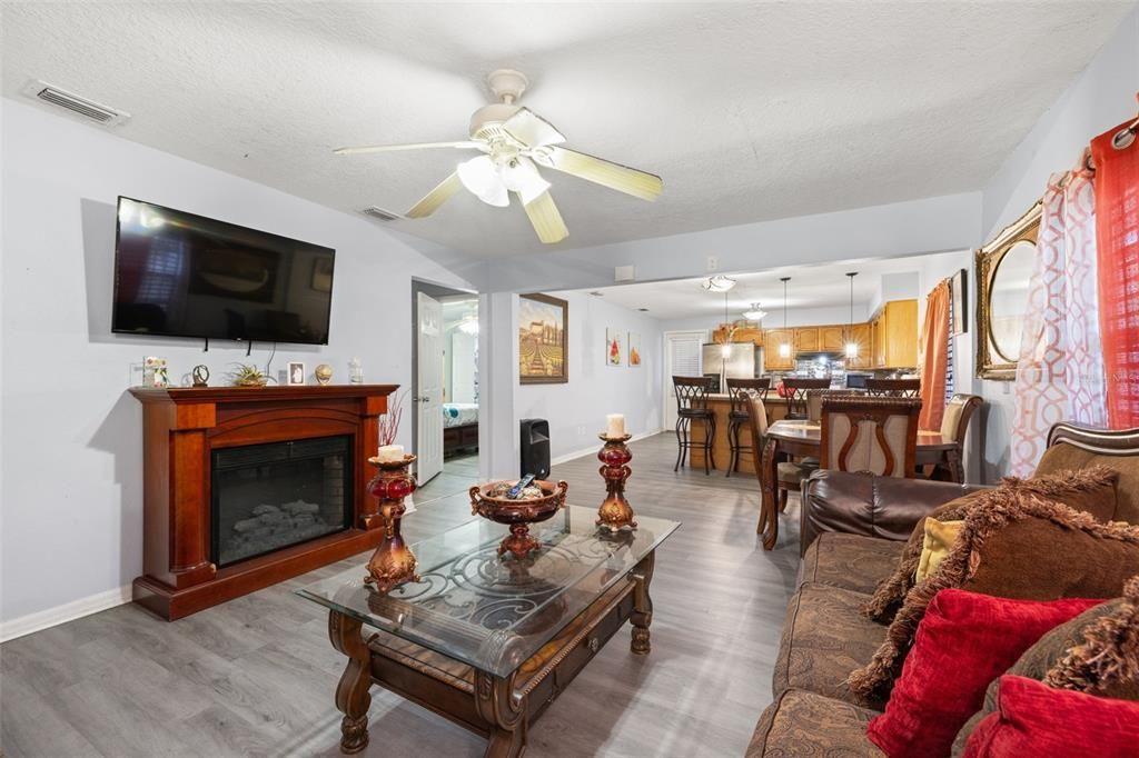 For Sale: $295,000 (2 beds, 2 baths, 910 Square Feet)