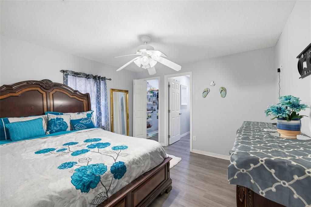 For Sale: $295,000 (2 beds, 2 baths, 910 Square Feet)