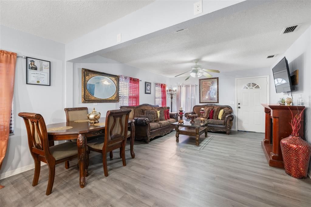 For Sale: $295,000 (2 beds, 2 baths, 910 Square Feet)