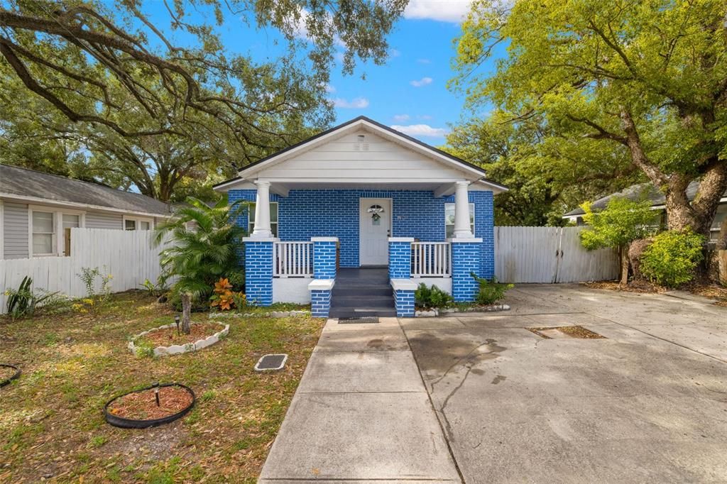 For Sale: $295,000 (2 beds, 2 baths, 910 Square Feet)